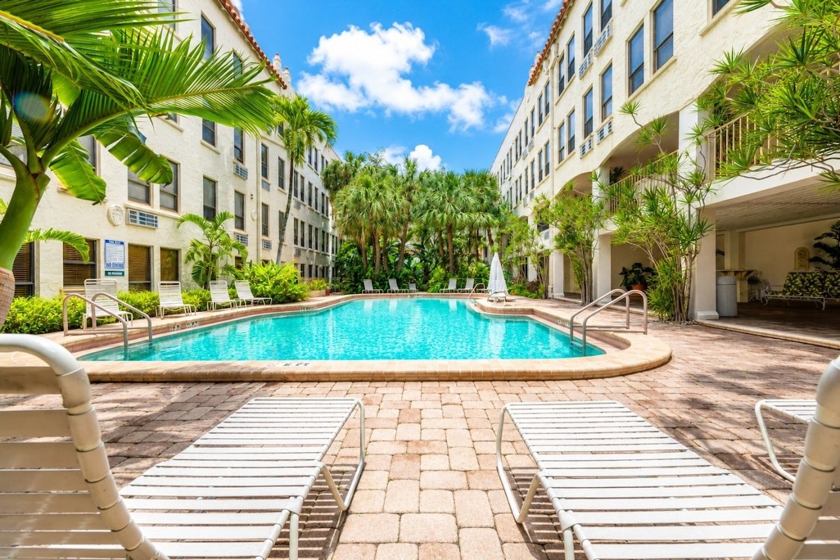 Palm Beach Hotel pool