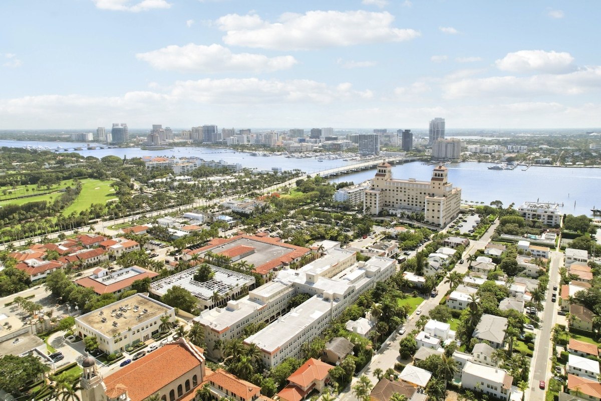Palm Beach walkable area aerial view